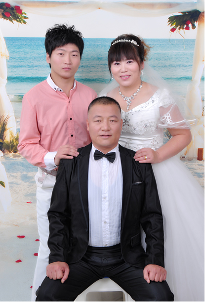 这是一张左文俊家庭的合影,父亲严厉又慈善,母亲是个温柔大体的人,还有阳光帅气的小帅哥,和睦的一家人.jpg 这是一张左文俊家庭的合影,父亲严厉又慈善,母亲是个温柔大体的人,还有阳光帅气的小帅哥,和睦的一家人.jpg